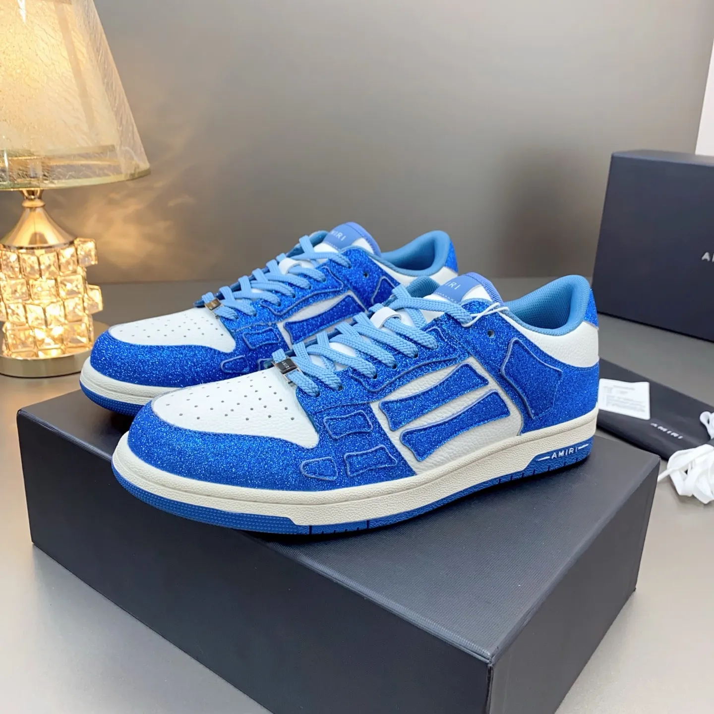p580🐮🐮AMIRI Couple Style👑 The latest The Pacific Series Couple Style💀🦴Bone Stars Casual Sports Shoes Skateboard Shoes✔️ AMIRI's Pacific shoes are a sneaker that combines luxury and street style. Many celebrities and Internet celebrities have the same style. Its design and workmanship are very exquisite. Made of high-grade cow leather, soft to the touch and highly durable. 💎Fabrics: Original custom imported first-layer cowhide 💎Inner lining: Original customized breathable mesh 💎Foot: Original injection molded one-piece, comfortable, wear-resistant and not tiring for feet 💎Outsole: Original 1:1 molded three-color sole Original outsole 💎Sole thickness: 3CM 💎Size: Female 35-40 Male 39-46 💎Price; Top version 👑Special remarks Remark: (Female size 34 40 . Men's sizes 38 45 46 are customized and cannot be returned or exchanged. Please note when ordering! Thank you🤝🤝